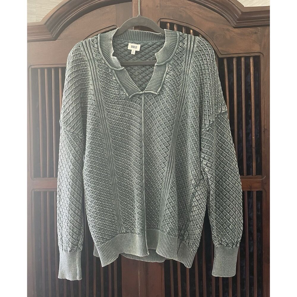 Buckle Women's V-Neck Textured Knit Sweater in Sage Green